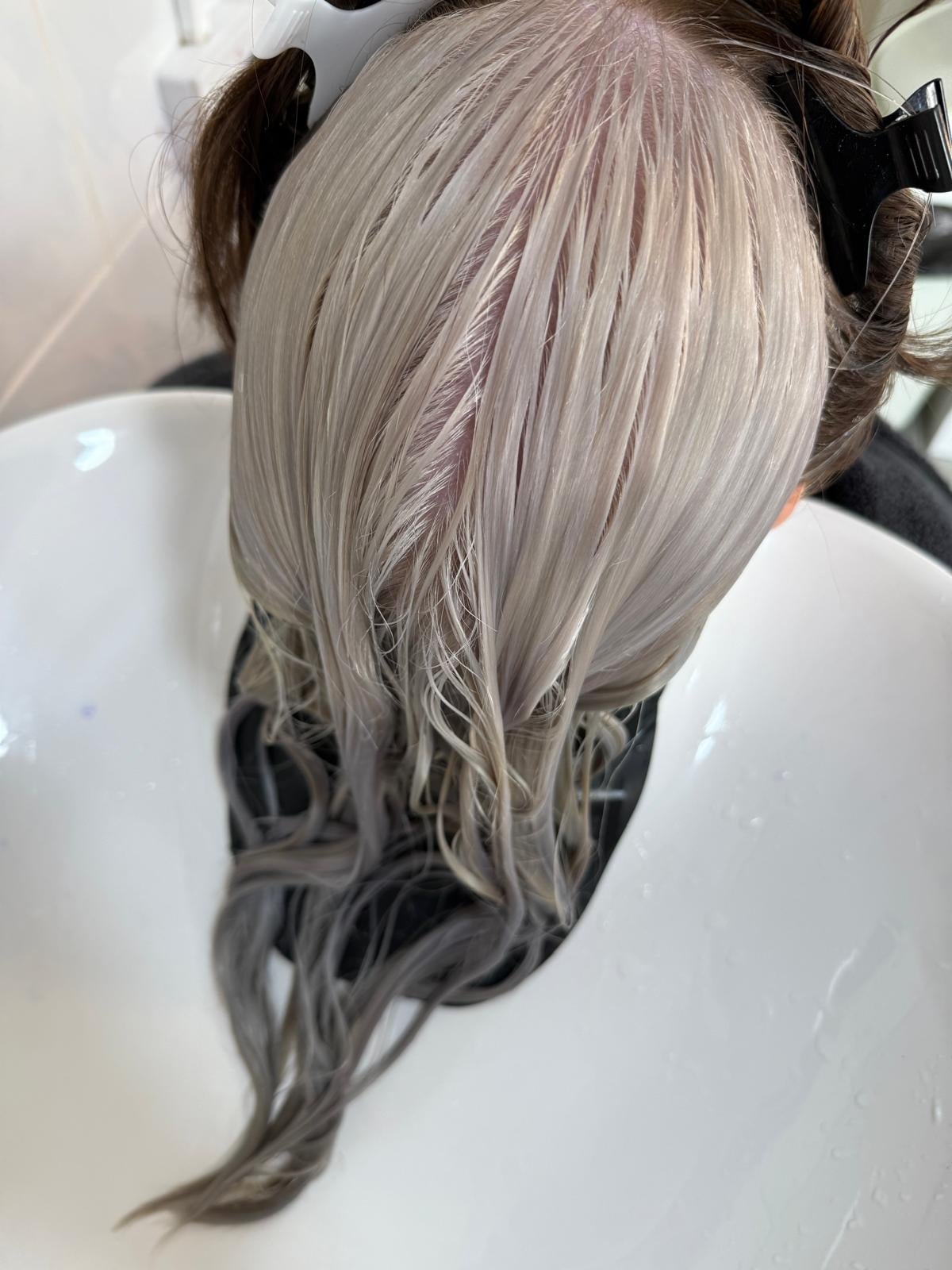 Păr vopsit blond platinat la spălare, în timpul procesului
