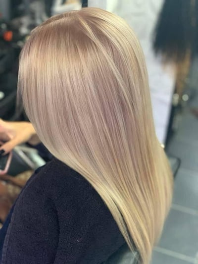 Păr lung blond rece cu reflexe lila