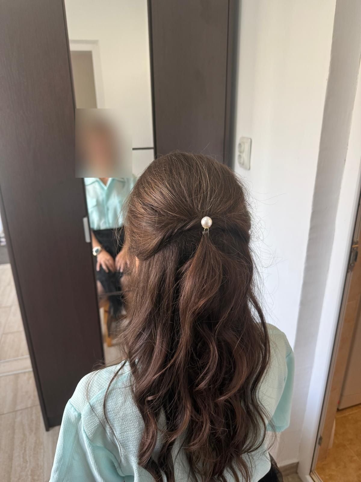 Coafură semi-prinsă cu valuri și clamă cu perlă pe păr lung șaten